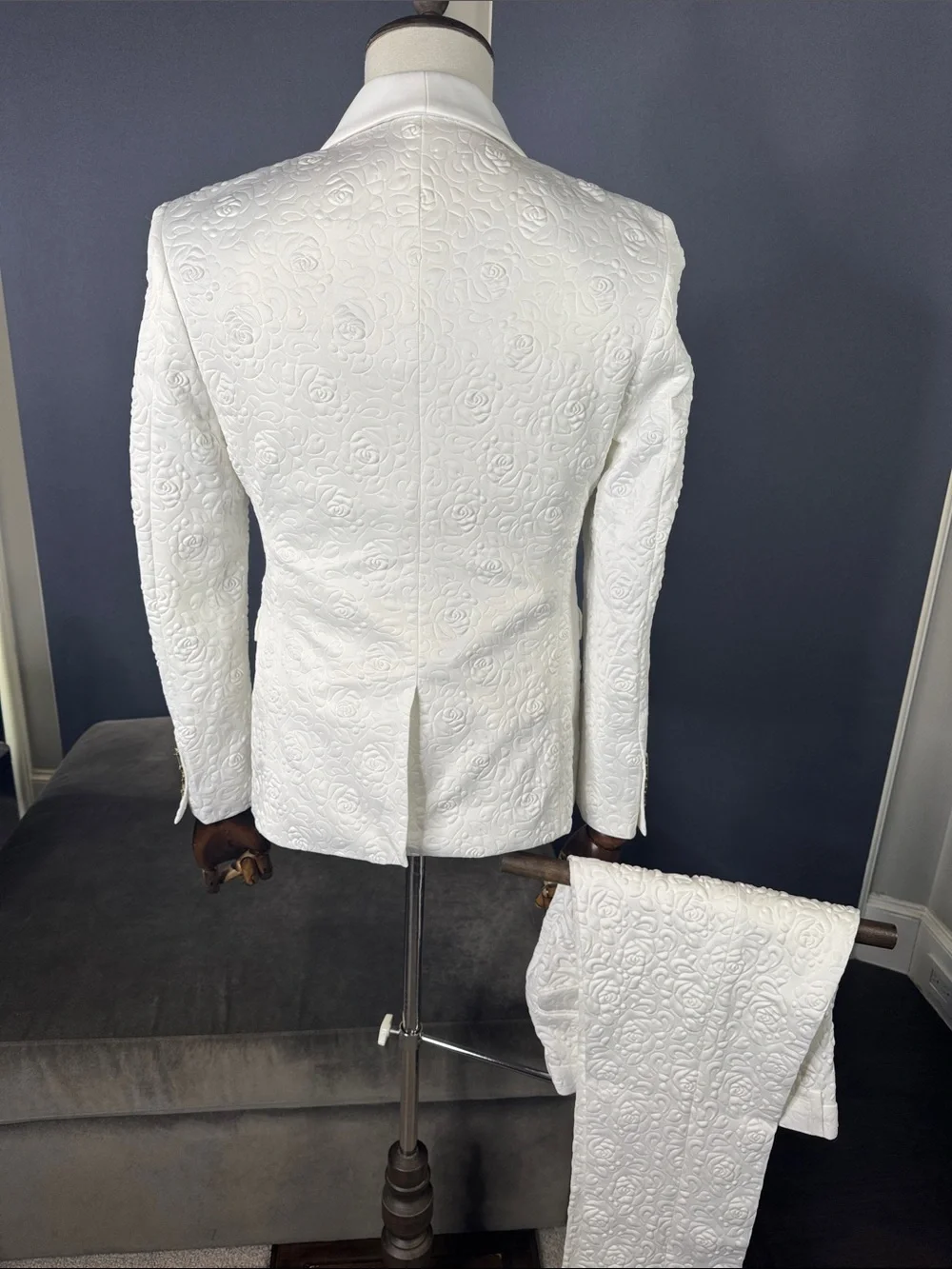 Men’s Slim Fit 3 Piece Dress Suit Tuxedo Floral Design Jacket 32 Pant 31 NWT